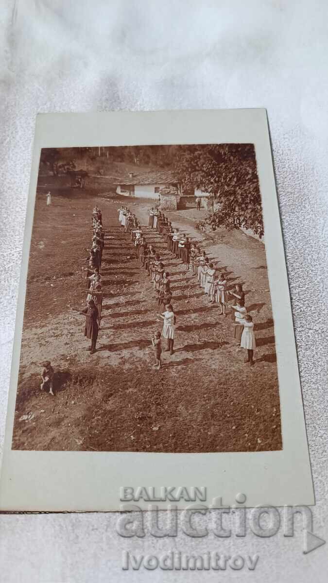 Fotografie Fete tinere în fața mănăstirii Sf. Ilie 1924 Fotografie Fete tinere în fața mănăstirii Sf. Ilie 1924