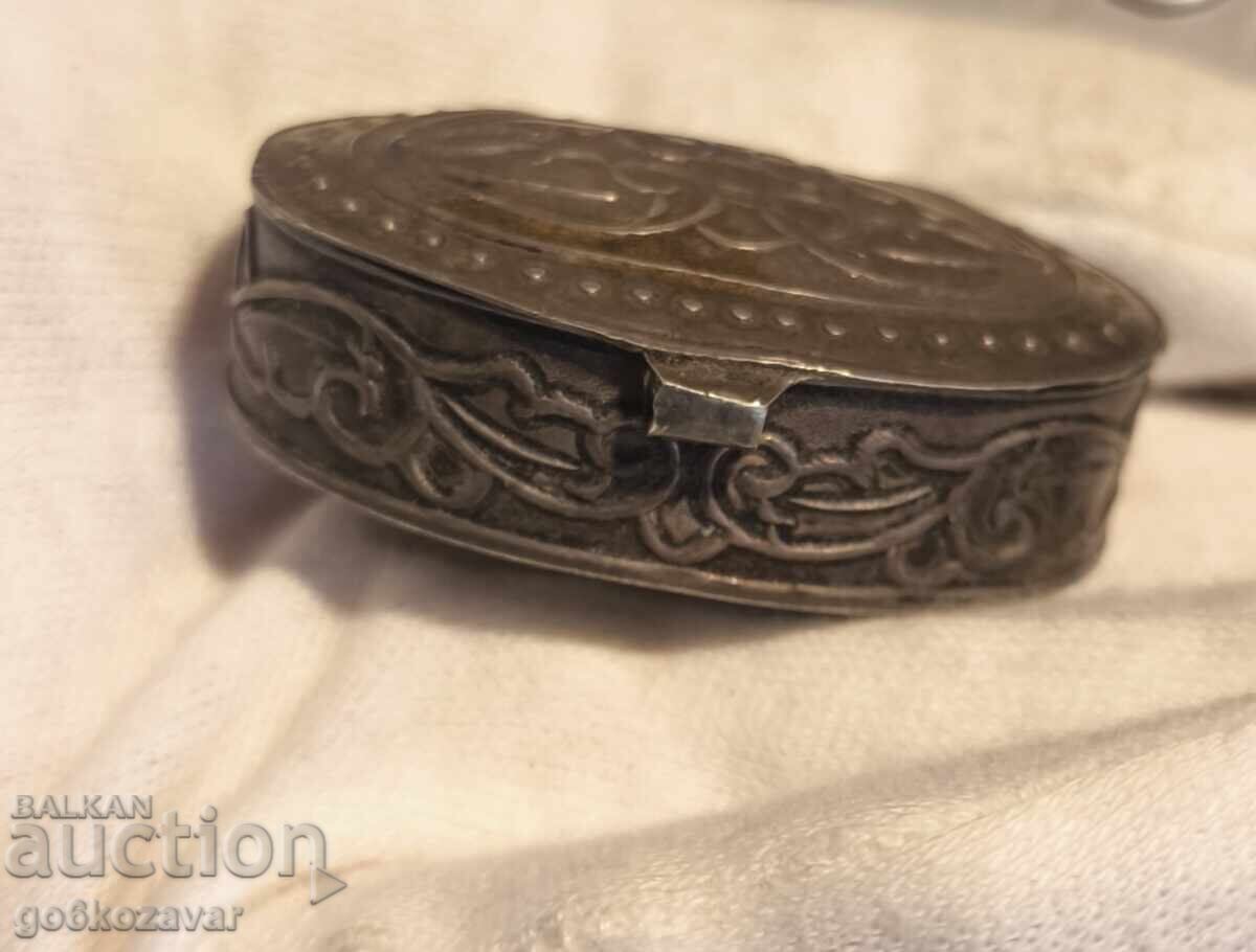 Cutie veche de argint lucrată manual! Argint 925! cu preț 59.00 BGN | € 30.17 Cutie veche de argint lucrată manual! Argint 925! cu preț 59.00 BGN | € 30.17