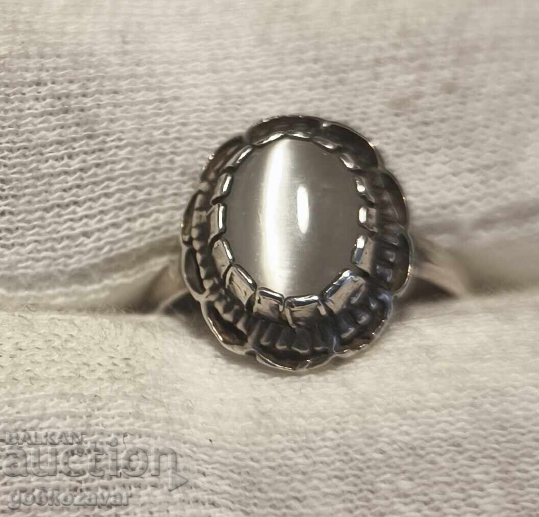 Licitație Inel de argint cu cabochon, piatră de lună ! Licitație Inel de argint cu cabochon, piatră de lună !