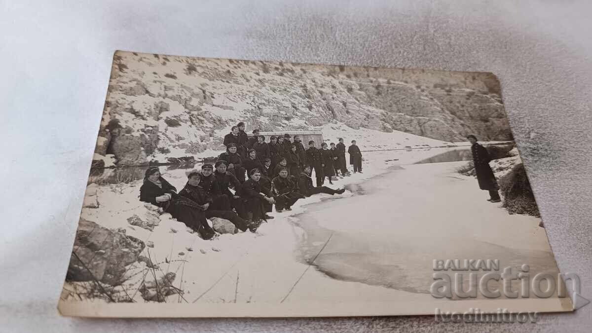 С-ка Луковитъ Младежи и девойки покрай река Зл. Панега зима С-ка Луковитъ Младежи и девойки покрай река Зл. Панега зима