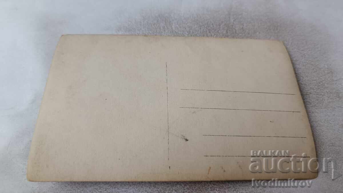 Снимка Луковитъ Младежи и девойки покрай реката с цена 2.45 лв. | € 1.25 Снимка Луковитъ Младежи и девойки покрай реката с цена 2.45 лв. | € 1.25