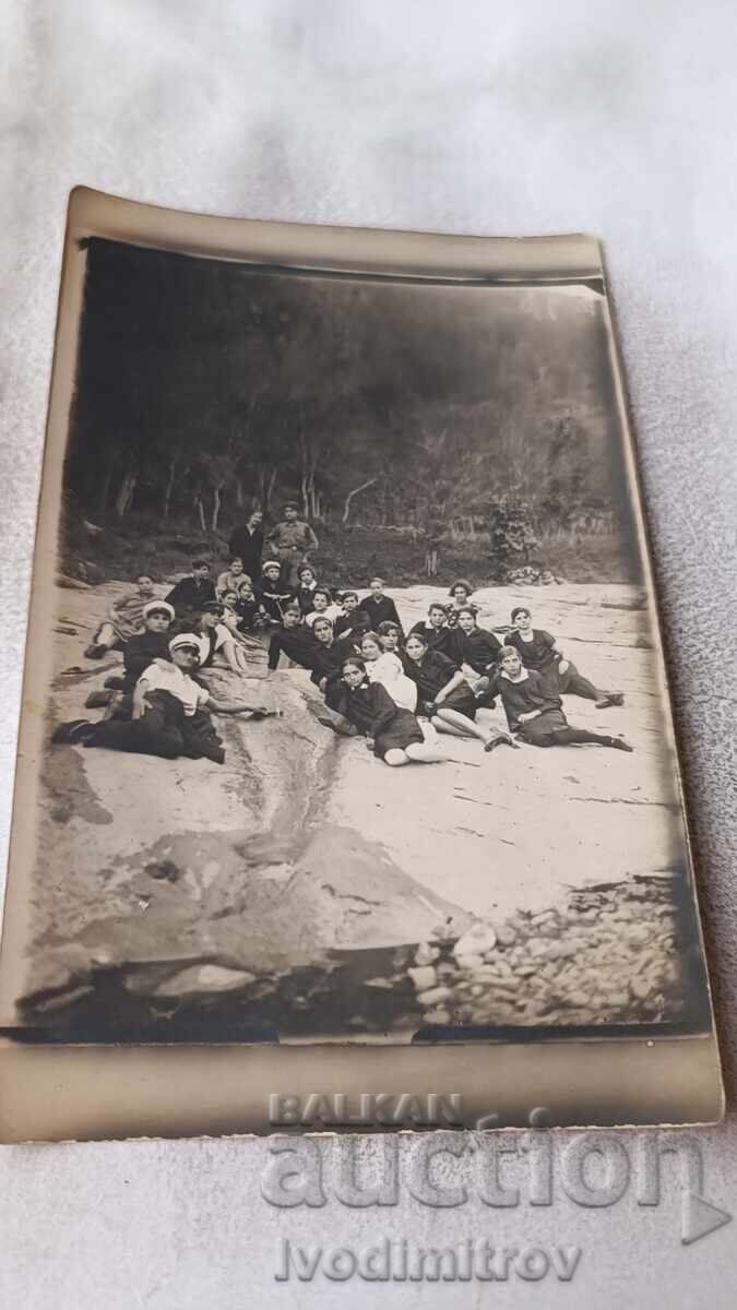 Снимка Луковитъ Младежи и девойки покрай реката Снимка Луковитъ Младежи и девойки покрай реката