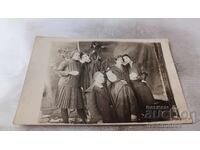 Снимка Шест млади момичета