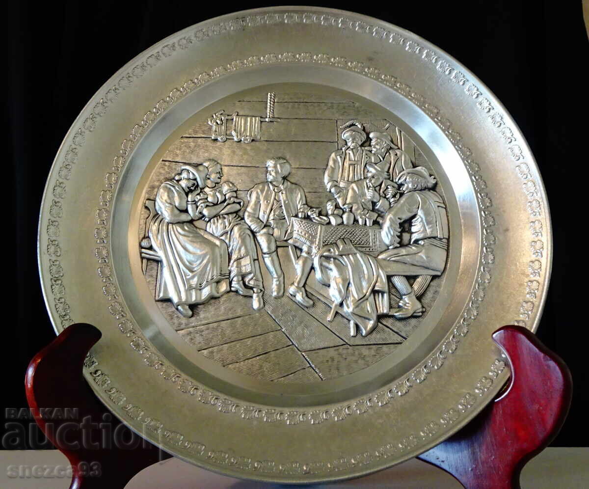 Калаена чиния с картина Сватосване,калаена сватба. Калаена чиния с картина Сватосване,калаена сватба.