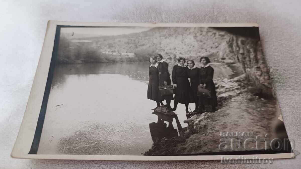 Fotografie eleve din clasa a VIII-a din Lukovit lângă râul Zl. Panega Fotografie eleve din clasa a VIII-a din Lukovit lângă râul Zl. Panega