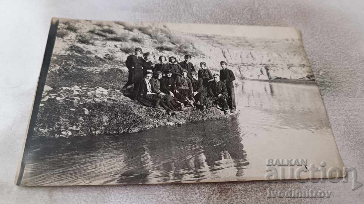 Снимка Луковитъ Ученички покрай река Златна Панега 1931 Снимка Луковитъ Ученички покрай река Златна Панега 1931