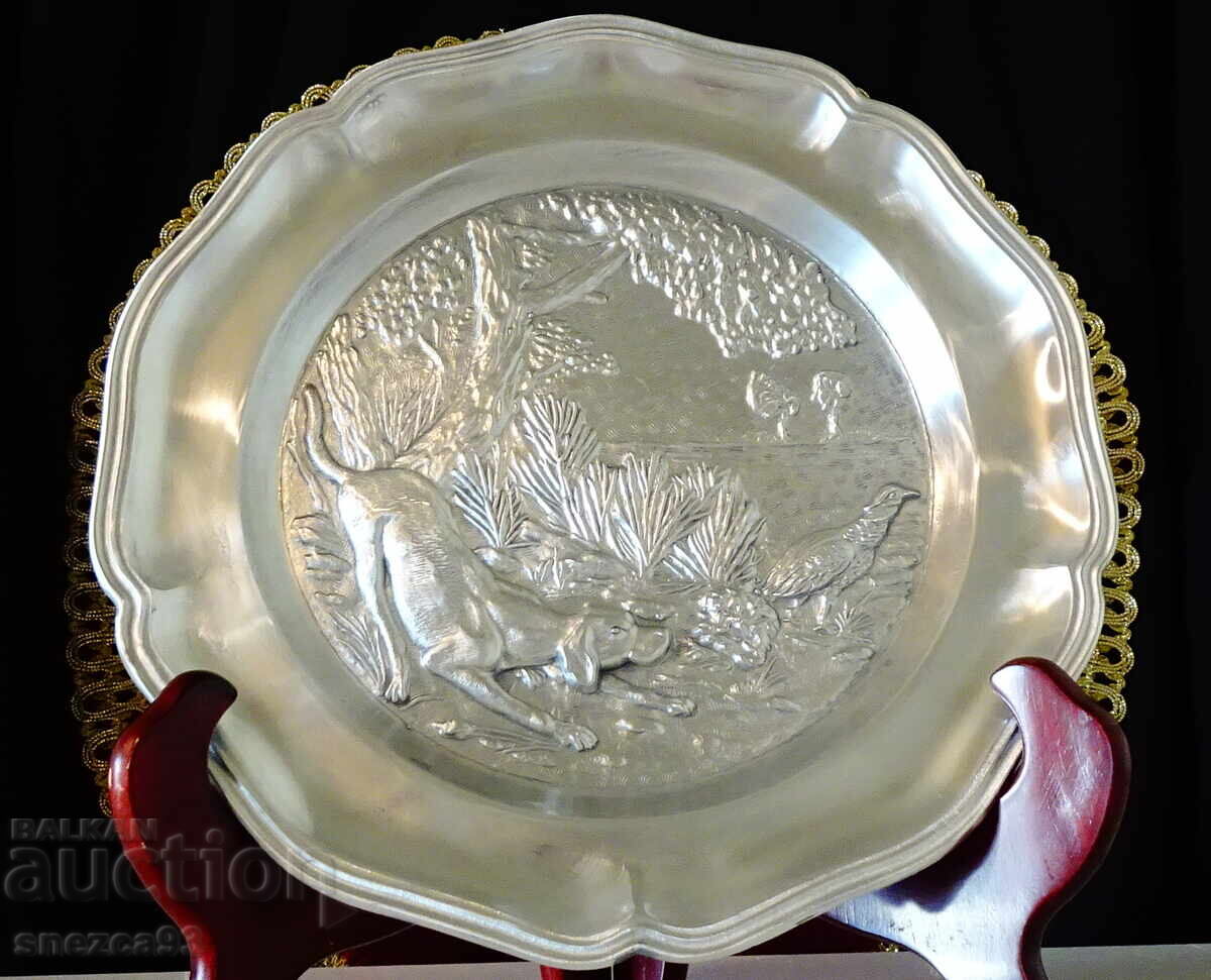 Kalayna plate with hunting scene, Dog stalking pheasant Kalayna plate with hunting scene, Dog stalking pheasant