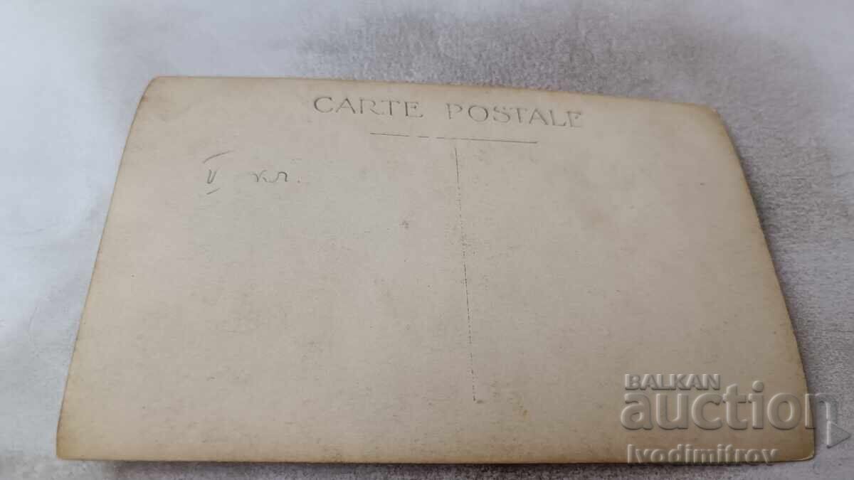 Снимка Ученички в двора на училището с цена € 0.95 | 1.86 лв.