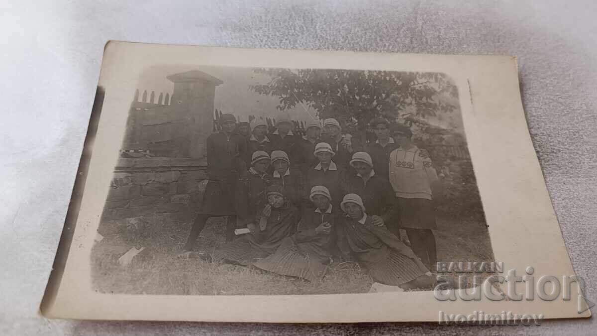 Снимка Ученички в двора на училището