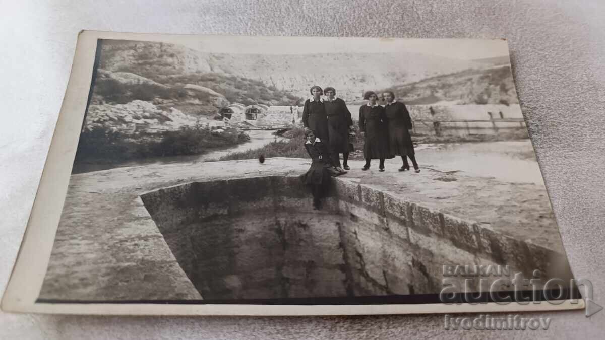 Fotografie de Lucovița, Patru eleve lângă un rezervor de apă adânc Fotografie de Lucovița, Patru eleve lângă un rezervor de apă adânc