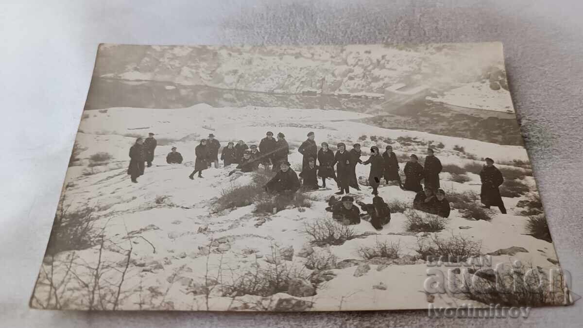 Снимка Луковитъ Ученици през зимата Снимка Луковитъ Ученици през зимата