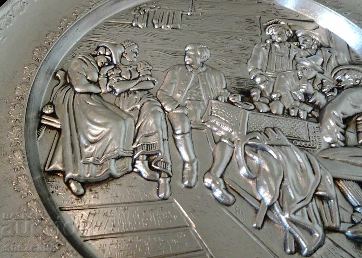 Аукцион Калаена чиния с картина Сватосване,калаена сватба,19 см. Аукцион Калаена чиния с картина Сватосване,калаена сватба,19 см.