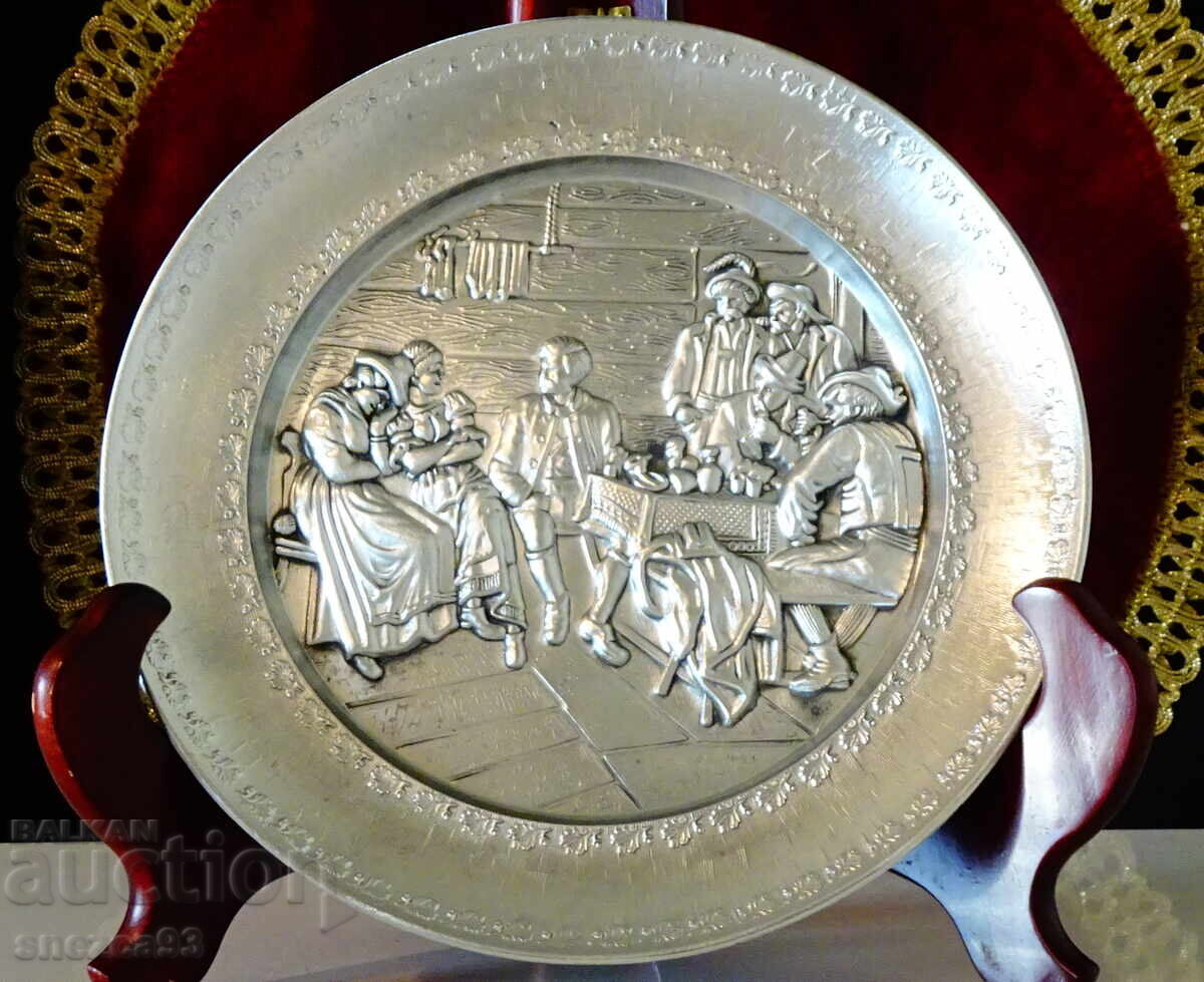 Калаена чиния с картина Сватосване,калаена сватба,19 см. Калаена чиния с картина Сватосване,калаена сватба,19 см.