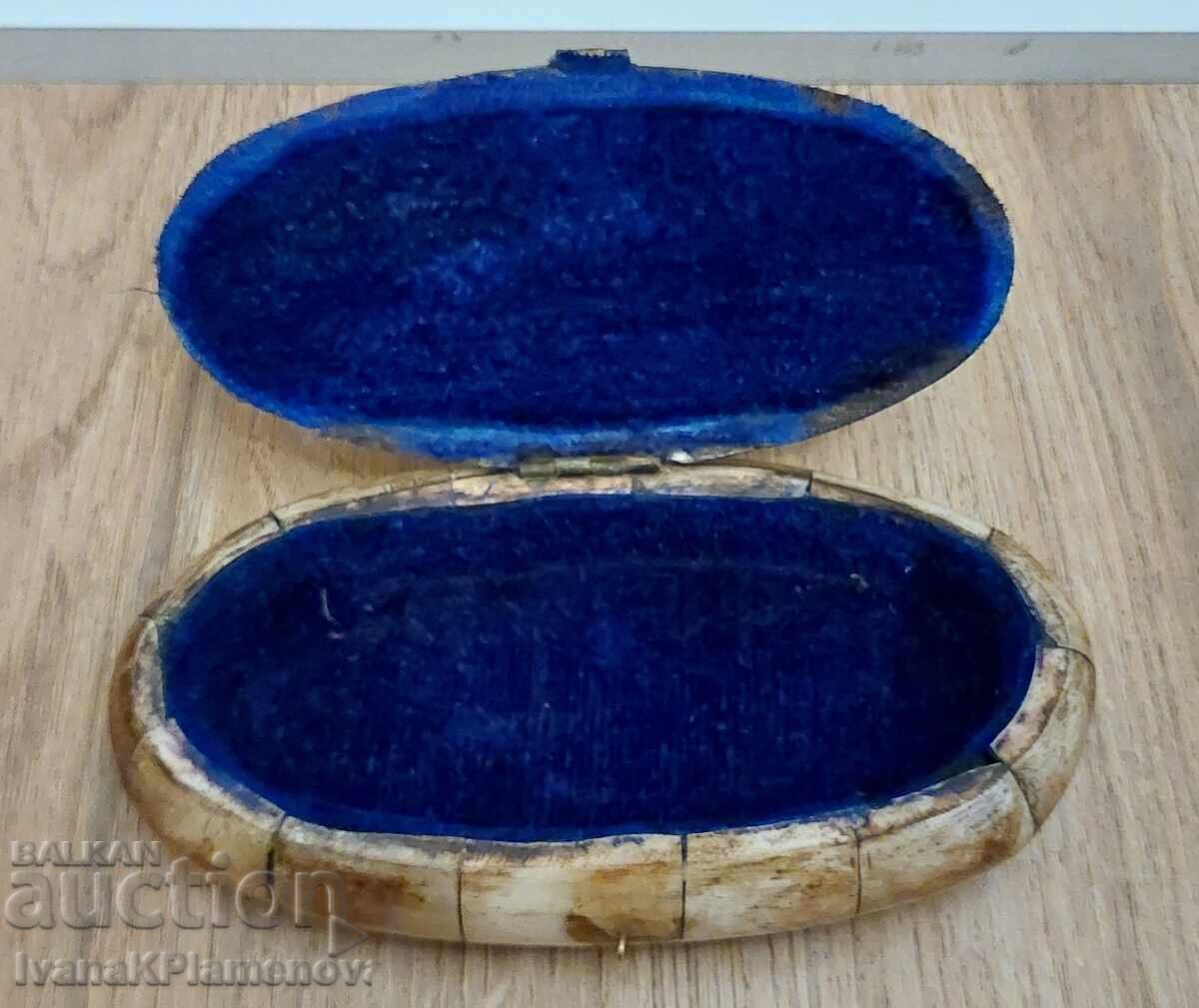 Аукцион Кутийка от кост и месинг за колекционери Аукцион Кутийка от кост и месинг за колекционери