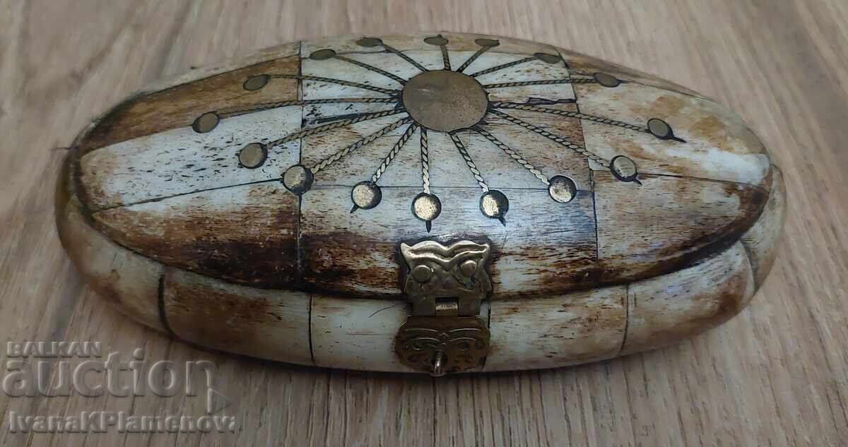 Кутийка от кост и месинг за колекционери Кутийка от кост и месинг за колекционери