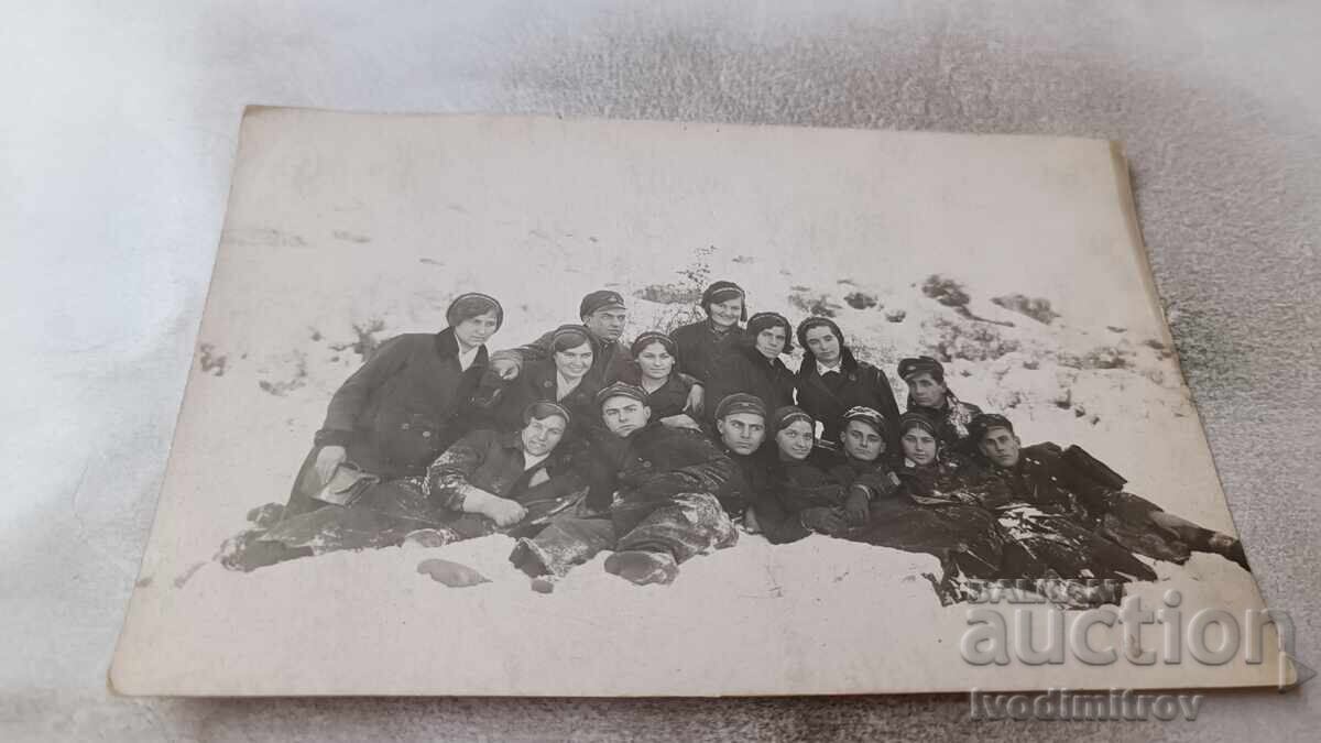 Fotografie Elevi din clasa a VIII-a, Luovit, iarna 1933 Fotografie Elevi din clasa a VIII-a, Luovit, iarna 1933