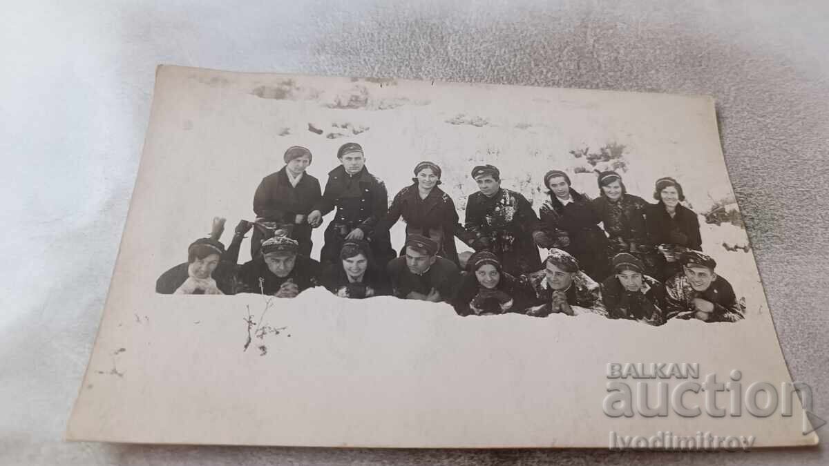 Fotografie Elevi din clasa a VIII-a, Luovit, iarna 1933 Fotografie Elevi din clasa a VIII-a, Luovit, iarna 1933