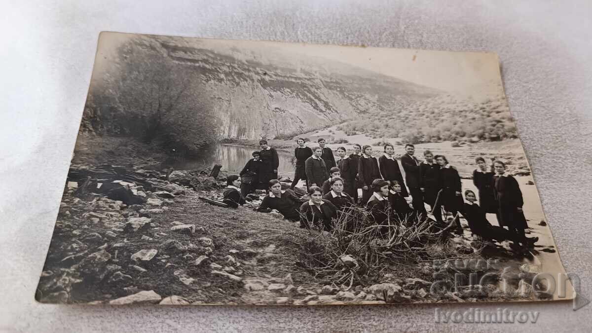 Fotografie Elevi din clasa a VI-a din Lukovit lângă râul Zlatna Panega Fotografie Elevi din clasa a VI-a din Lukovit lângă râul Zlatna Panega