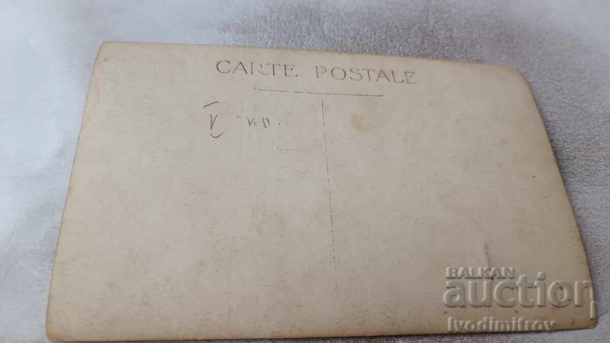 Снимка Ученички в двора на училището с цена 1.85 лв. | € 0.95 Снимка Ученички в двора на училището с цена 1.85 лв. | € 0.95