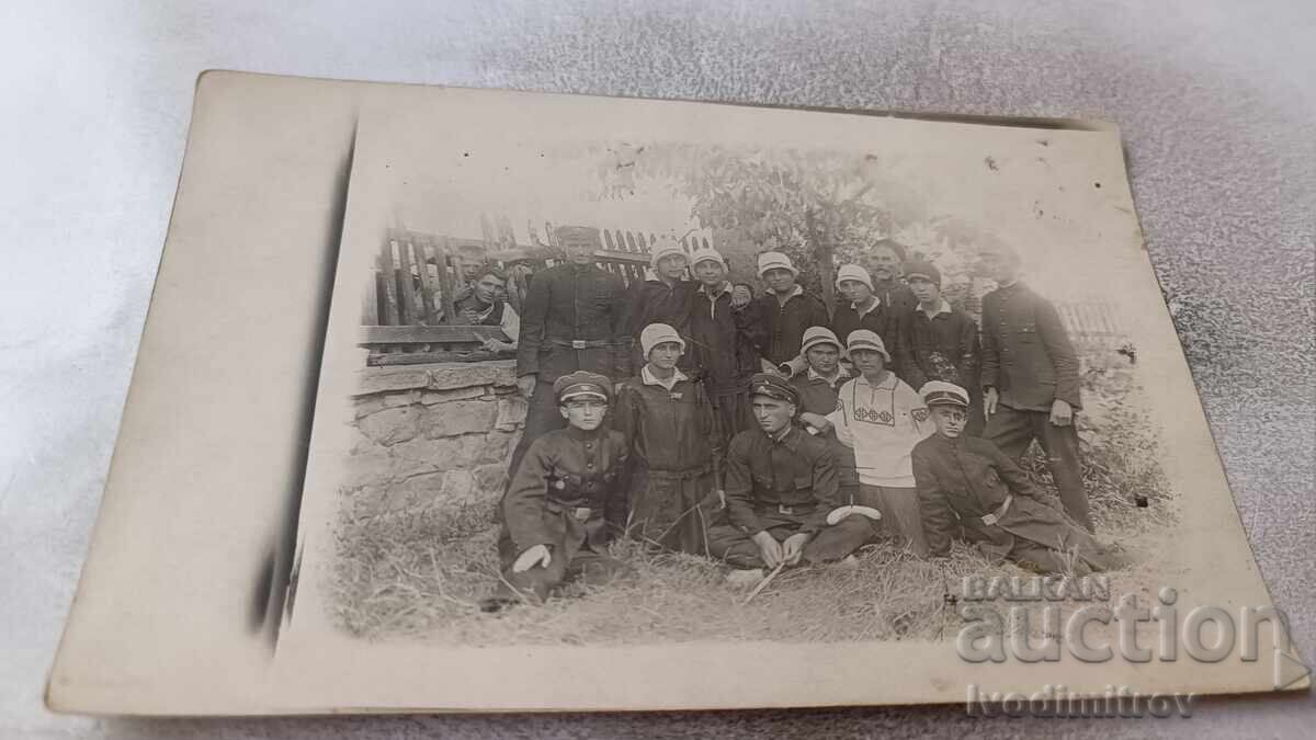 Снимка Ученички в двора на училището Снимка Ученички в двора на училището