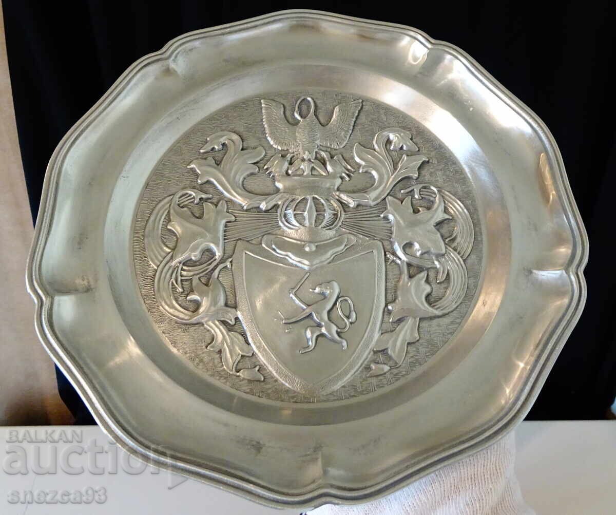 Калаена чиния с рицарски семеен герб,калаена сватба. с цена 39.00 лв. | € 19.94 Калаена чиния с рицарски семеен герб,калаена сватба. с цена 39.00 лв. | € 19.94