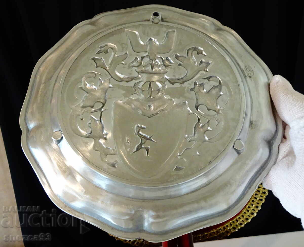 Доставка на Калаена чиния с рицарски семеен герб,калаена сватба. Доставка на Калаена чиния с рицарски семеен герб,калаена сватба.