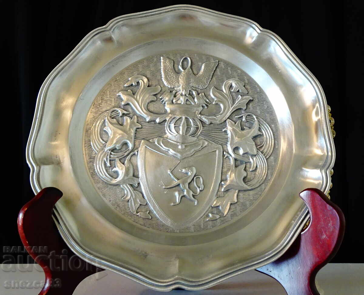 Калаена чиния с рицарски семеен герб,калаена сватба. Калаена чиния с рицарски семеен герб,калаена сватба.