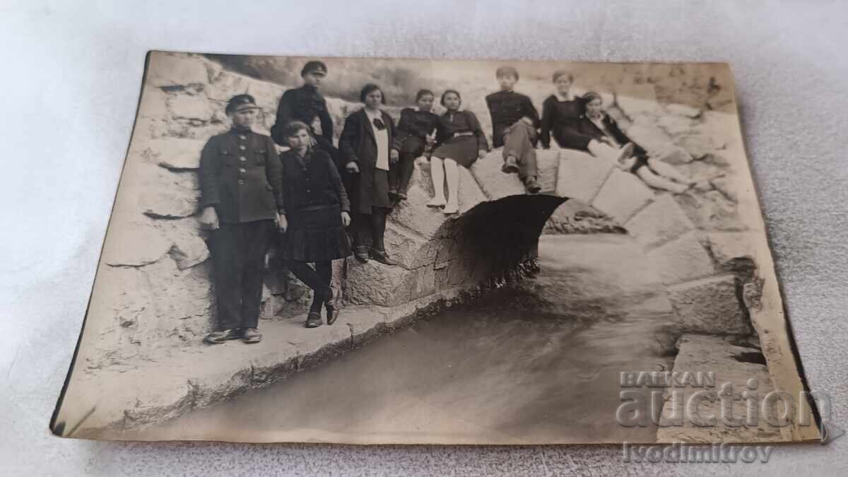 Снимка Луковитъ Ученици покрай воден канал Снимка Луковитъ Ученици покрай воден канал