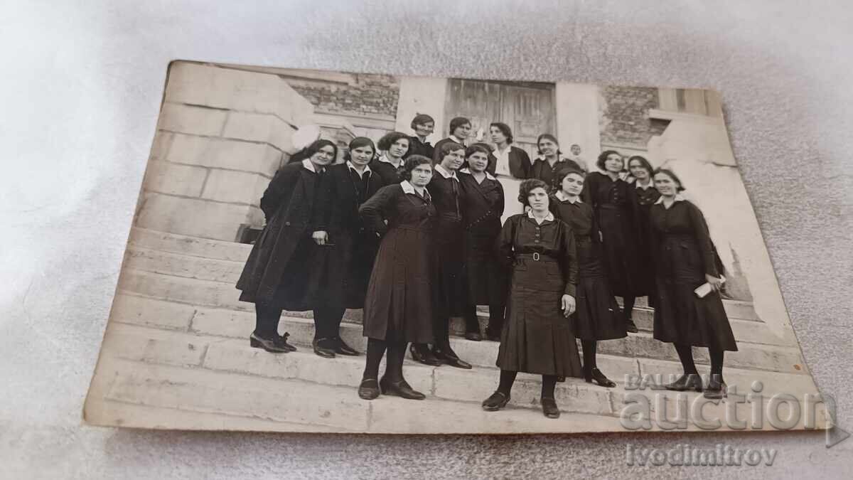 C-ca Lu-kovit Eleve de clasa a VIII-a pe scări în fața g-mnaziului C-ca Lu-kovit Eleve de clasa a VIII-a pe scări în fața g-mnaziului