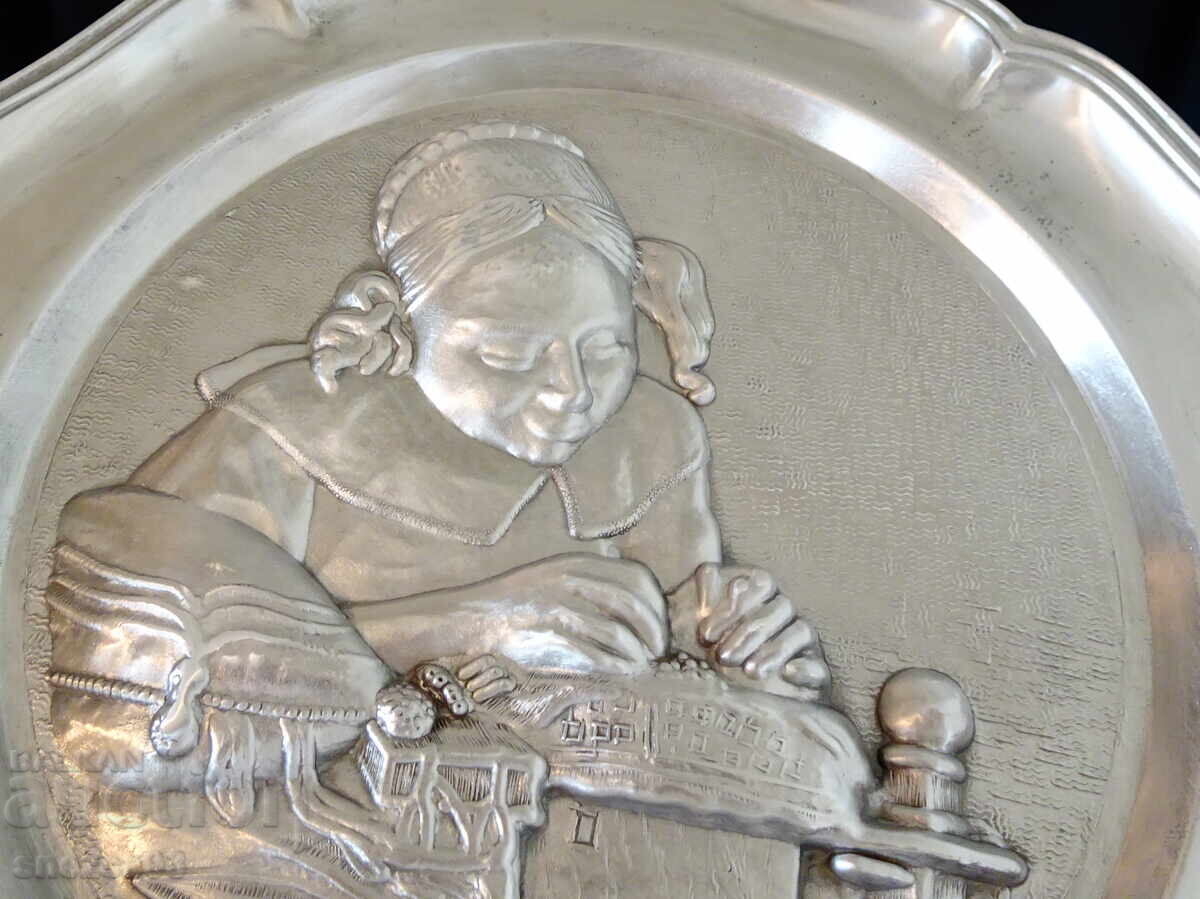 Farfurie de staniu, panou, tablou Dantelăreasa cu preț 35.00 BGN | € 17.90 Farfurie de staniu, panou, tablou Dantelăreasa cu preț 35.00 BGN | € 17.90