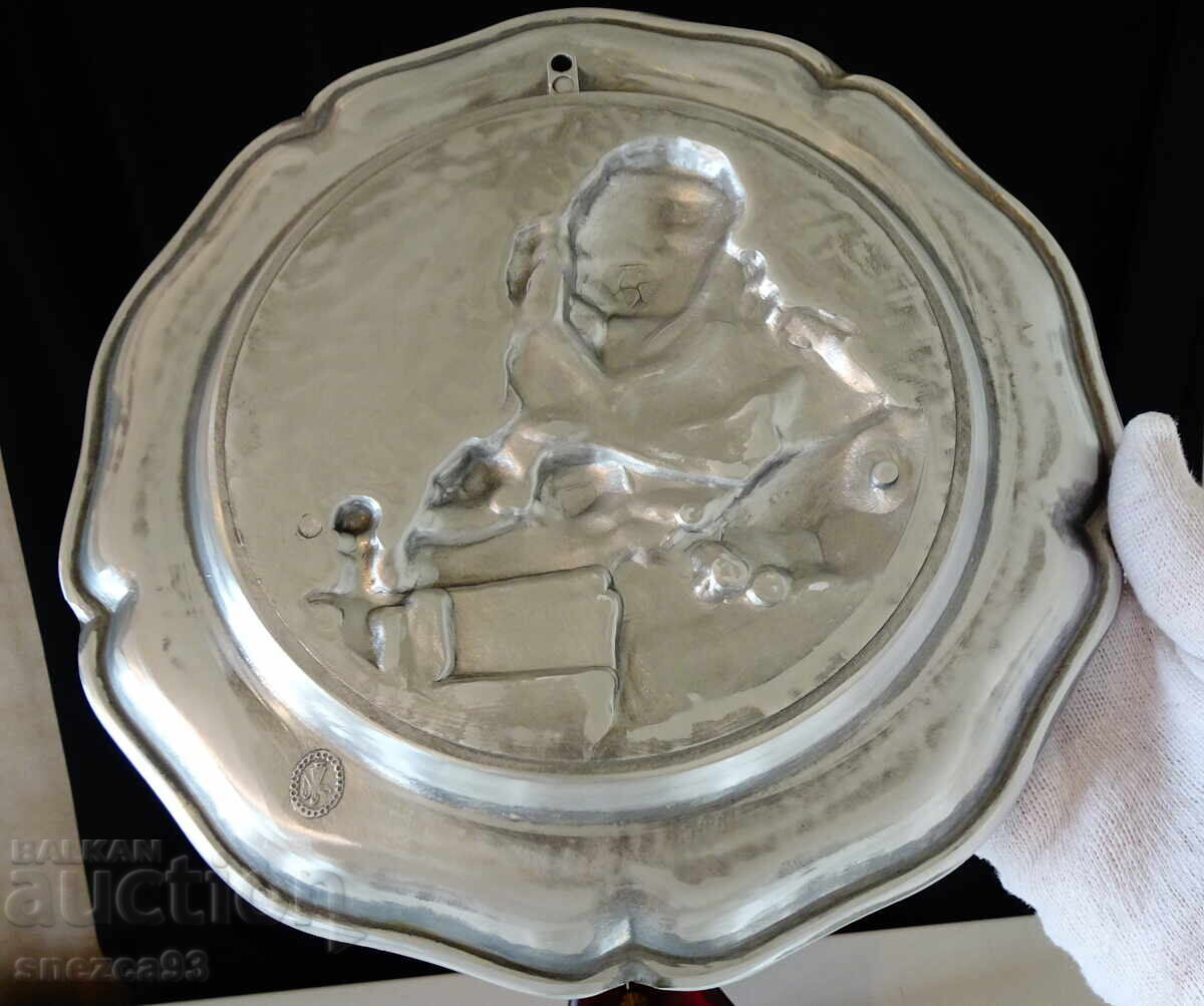 Licitație Farfurie de staniu, panou, tablou Dantelăreasa Licitație Farfurie de staniu, panou, tablou Dantelăreasa