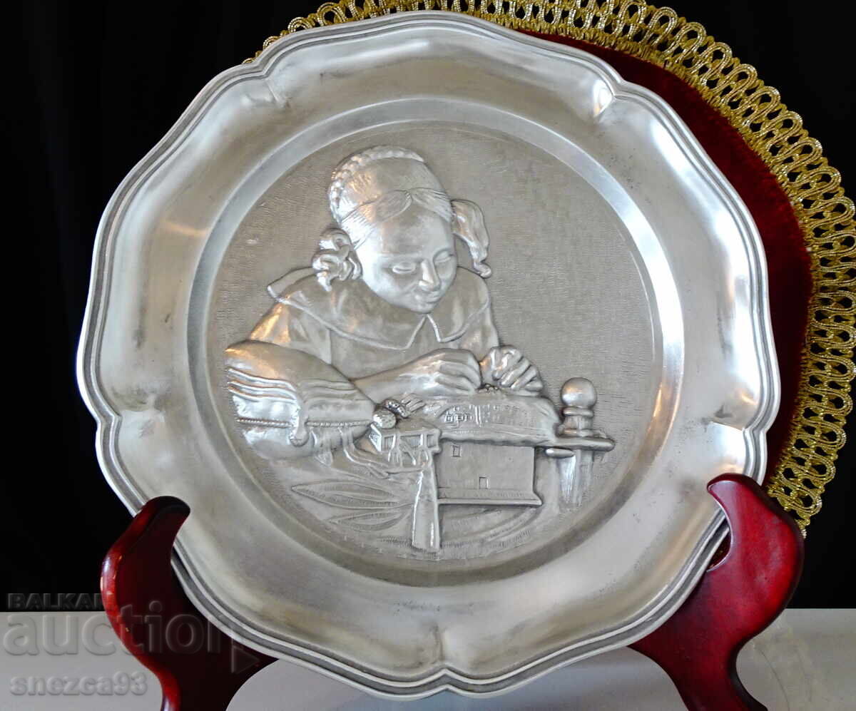 Farfurie de staniu, panou, tablou Dantelăreasa Farfurie de staniu, panou, tablou Dantelăreasa