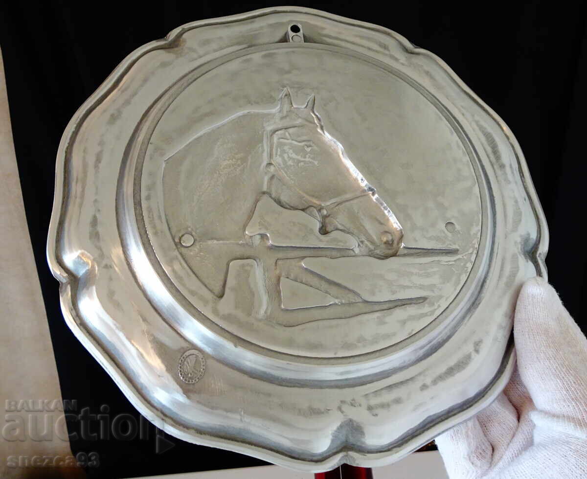 Аукцион Калаена чиния с изображение на Кон,Конче. Аукцион Калаена чиния с изображение на Кон,Конче.