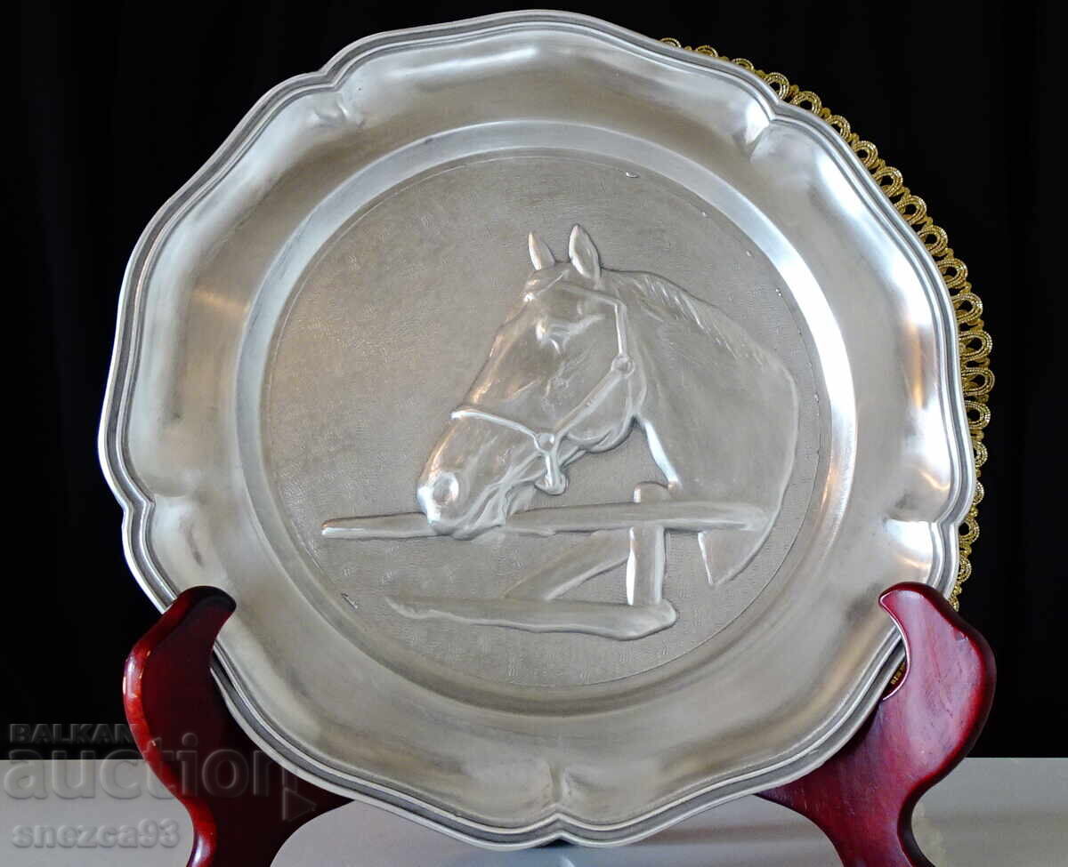 Калаена чиния с изображение на Кон,Конче. Калаена чиния с изображение на Кон,Конче.