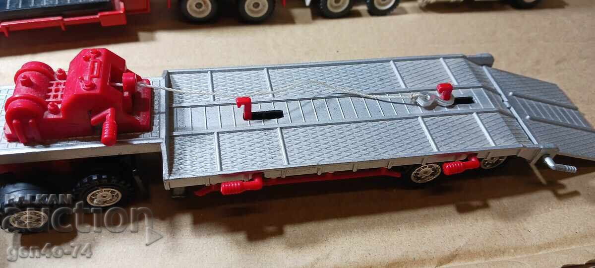 Tractor cu platformă Mack Cruise Liner 1:45 cu preț 50.00 BGN | € 25.56 Tractor cu platformă Mack Cruise Liner 1:45 cu preț 50.00 BGN | € 25.56