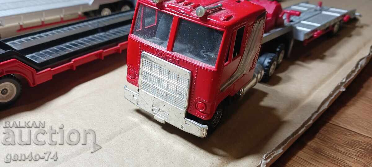 Licitație Tractor cu platformă Mack Cruise Liner 1:45 Licitație Tractor cu platformă Mack Cruise Liner 1:45