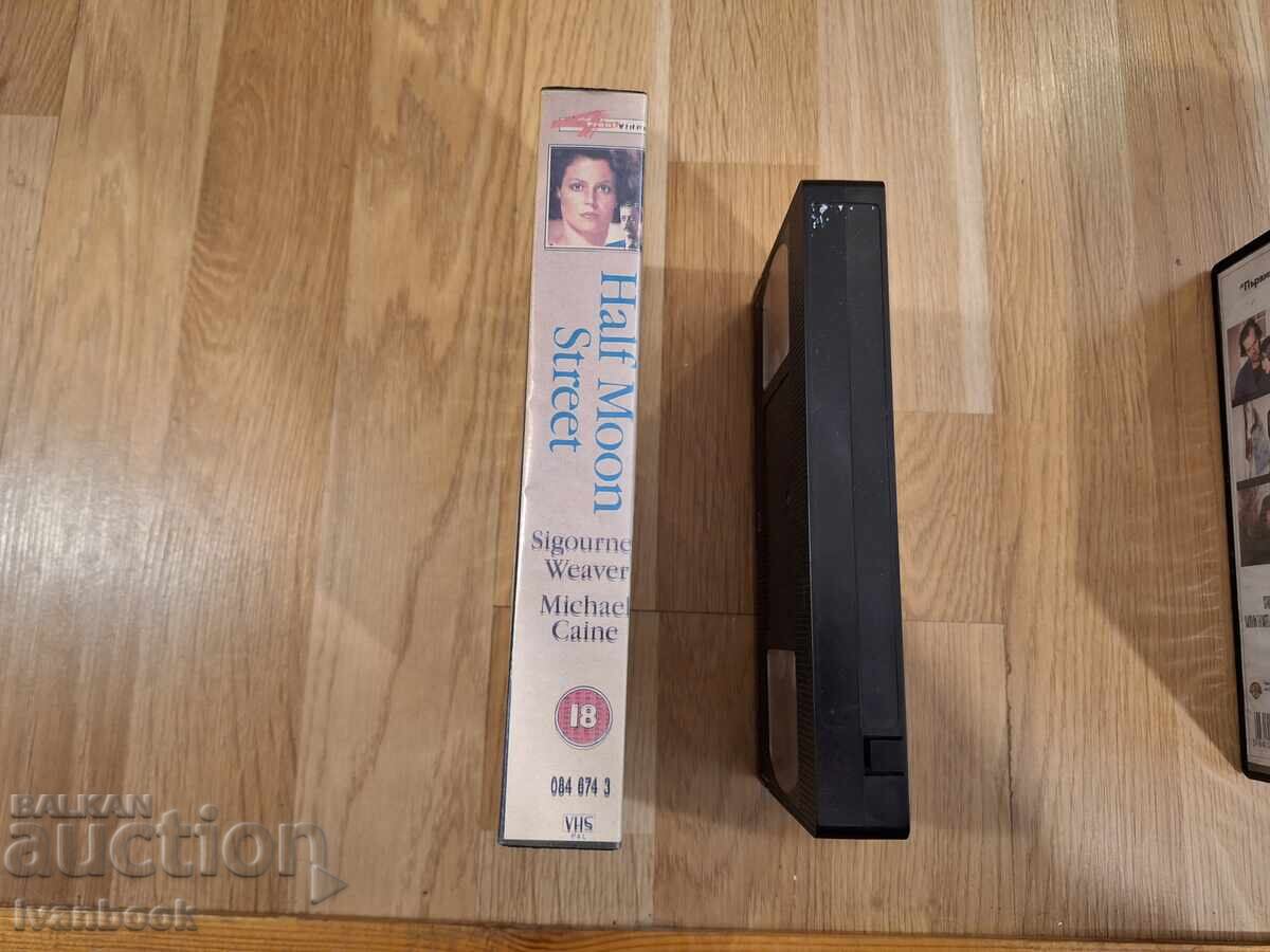 Caseta video VHS - Strada Semilună, Societatea cu preț 6.50 BGN | € 3.32 Caseta video VHS - Strada Semilună, Societatea cu preț 6.50 BGN | € 3.32