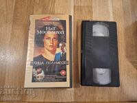 Caseta video VHS - Strada Semilună, Societatea