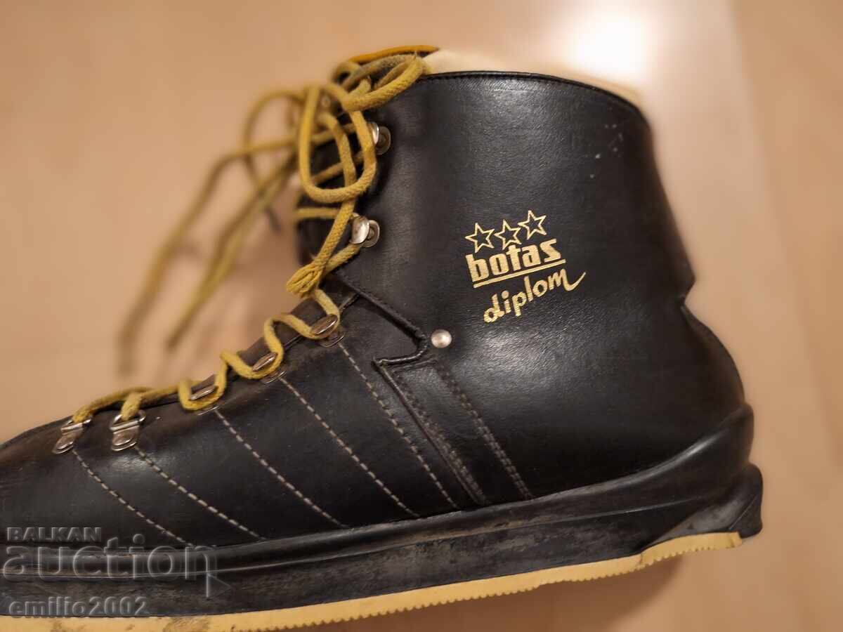 Ρετρό σκι παπούτσια με τιμή 14.00 BGN | € 7.16 Ρετρό σκι παπούτσια με τιμή 14.00 BGN | € 7.16