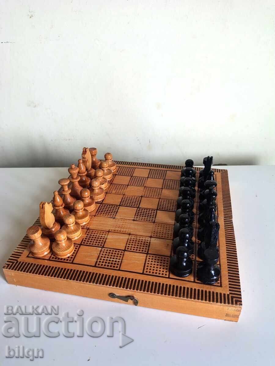 Șah Vechi de Lemn Excelent cu preț 29.98 BGN | € 15.33 Șah Vechi de Lemn Excelent cu preț 29.98 BGN | € 15.33