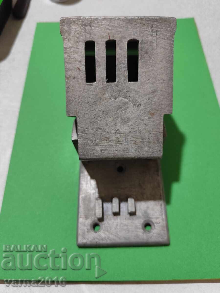 Алуминиев пепелник от купе на влаков вагон на БДЖ. с цена € 80.00 | 156.47 лв. Алуминиев пепелник от купе на влаков вагон на БДЖ. с цена € 80.00 | 156.47 лв.