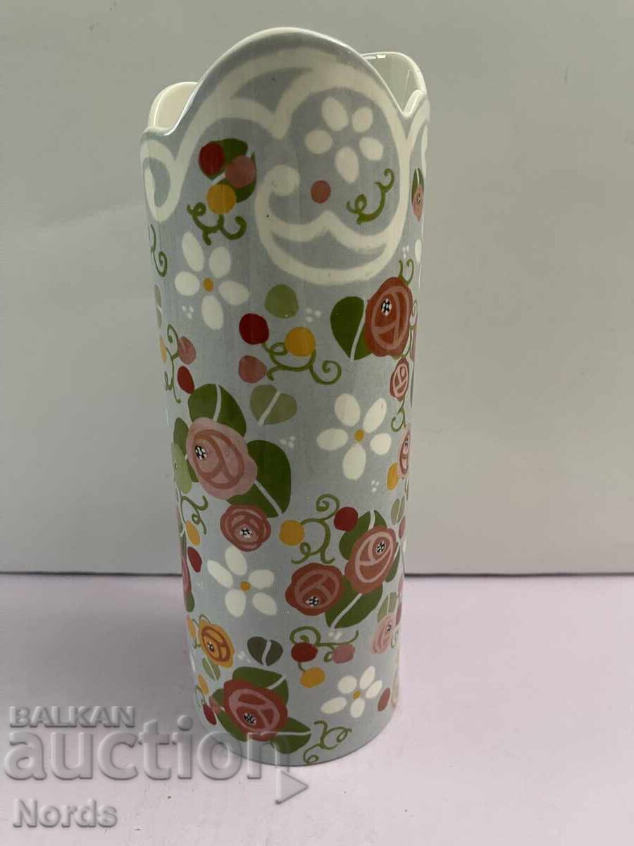 O vaza frumoasa de portelan cu preț 0.01 BGN | € 0.01 O vaza frumoasa de portelan cu preț 0.01 BGN | € 0.01