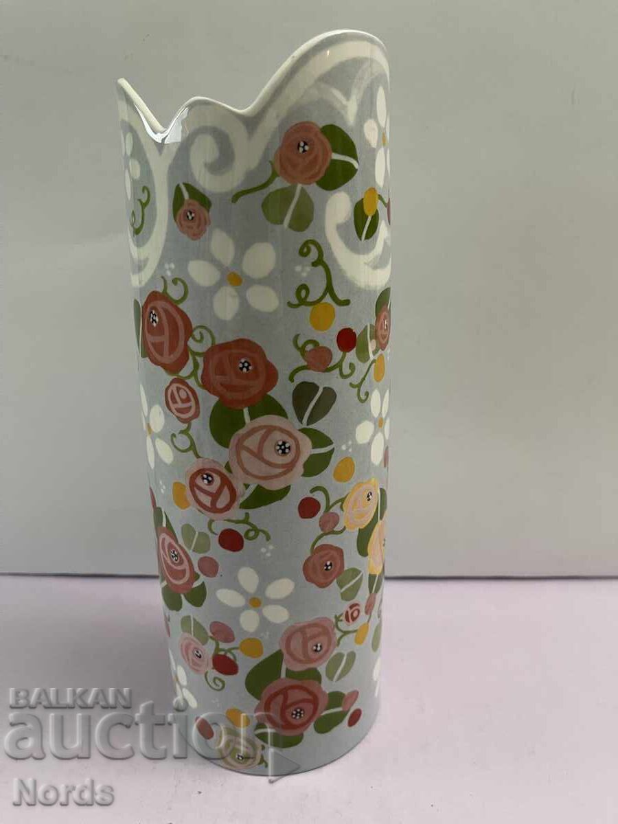 Licitație O vaza frumoasa de portelan Licitație O vaza frumoasa de portelan