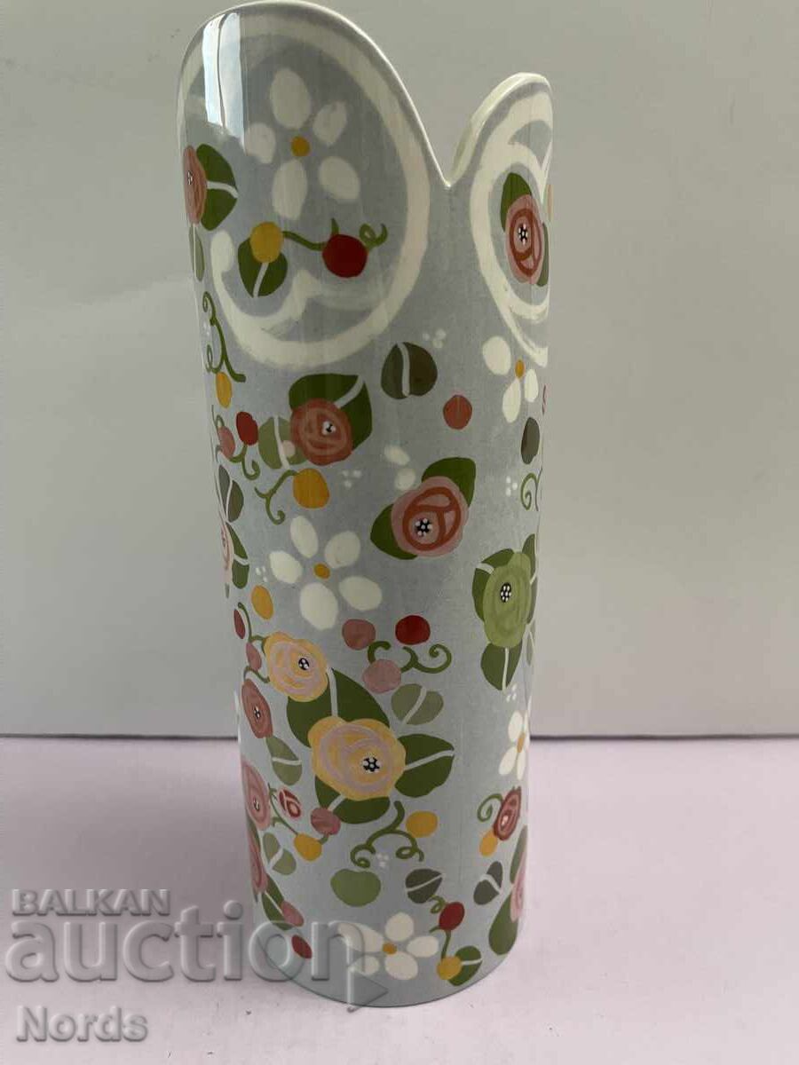 Livrarea O vaza frumoasa de portelan Livrarea O vaza frumoasa de portelan