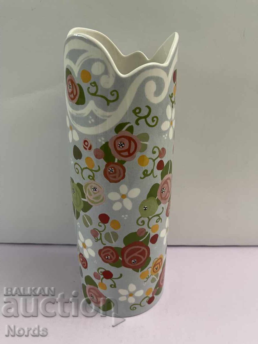 O vaza frumoasa de portelan O vaza frumoasa de portelan