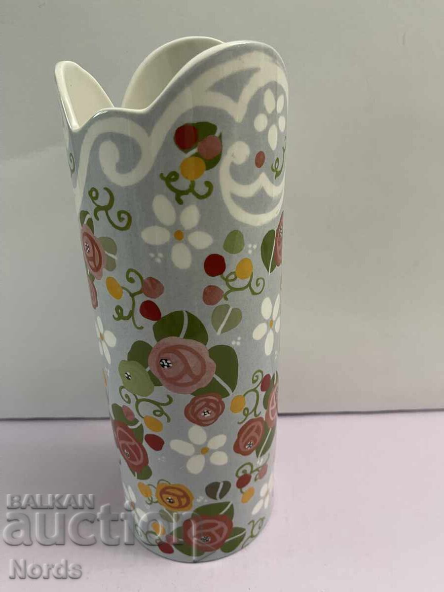 O vaza frumoasa de portelan cu preț 0.01 BGN | € 0.01 O vaza frumoasa de portelan cu preț 0.01 BGN | € 0.01