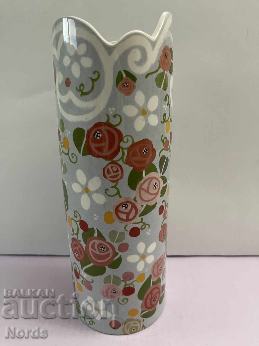 Licitație O vaza frumoasa de portelan Licitație O vaza frumoasa de portelan