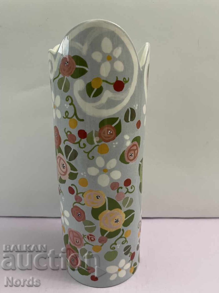 Livrarea O vaza frumoasa de portelan Livrarea O vaza frumoasa de portelan