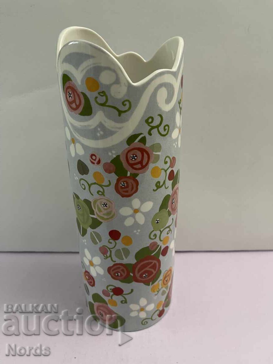 O vaza frumoasa de portelan O vaza frumoasa de portelan