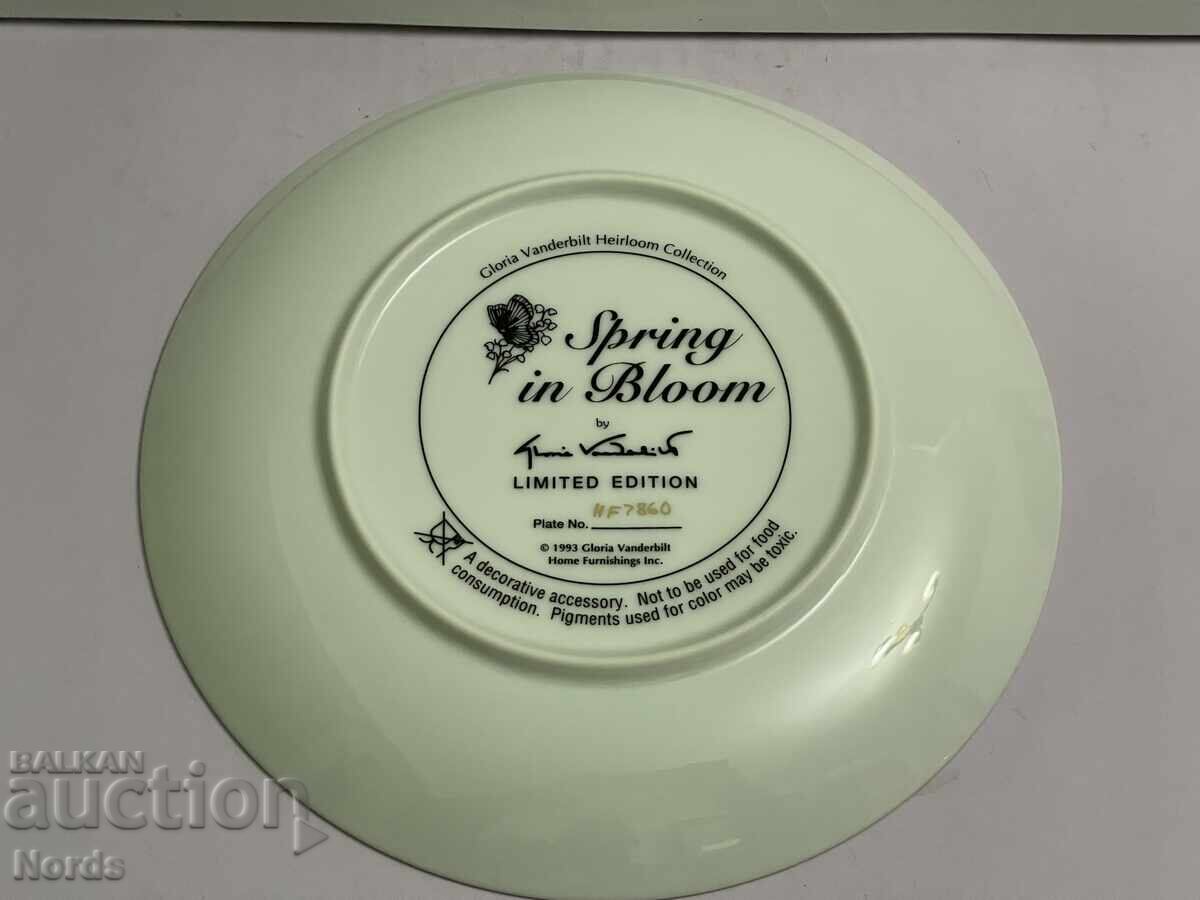 Παράδοση Ένα όμορφο πορσελάνινο πιάτο